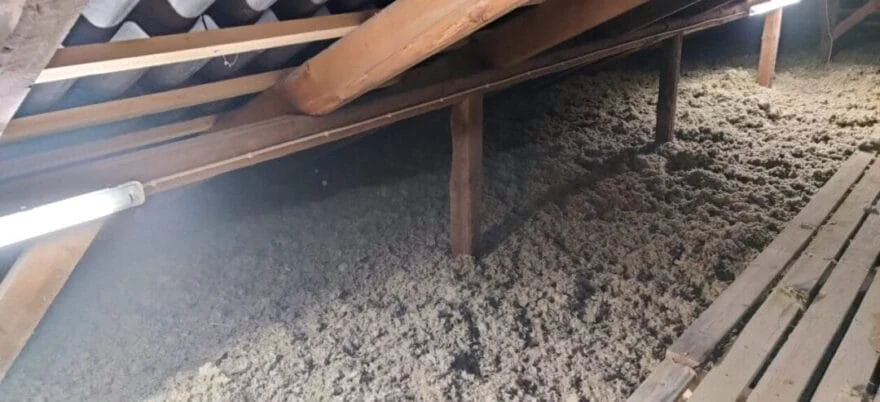 Loft med isolering og træstøtter