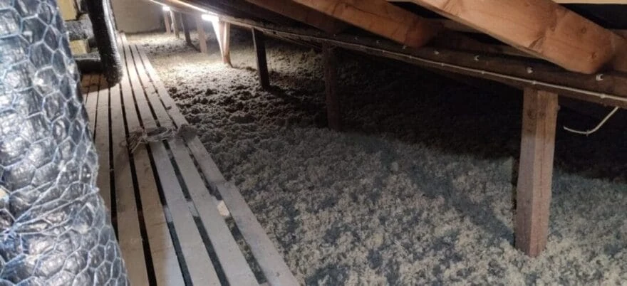 Isoleret loft med træbjælker
