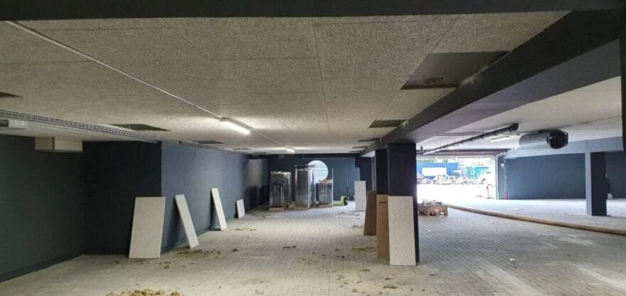 Ufærdig garage med byggematerialer og stillads
