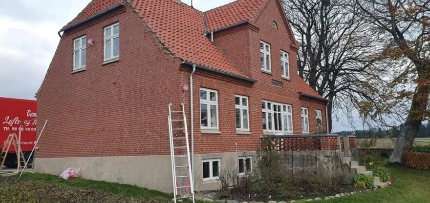 Isoleringsarbejde på rødt murstenshus
