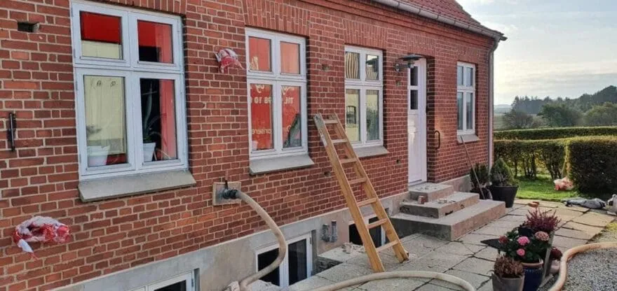 Rødt murstenshus med tagsten