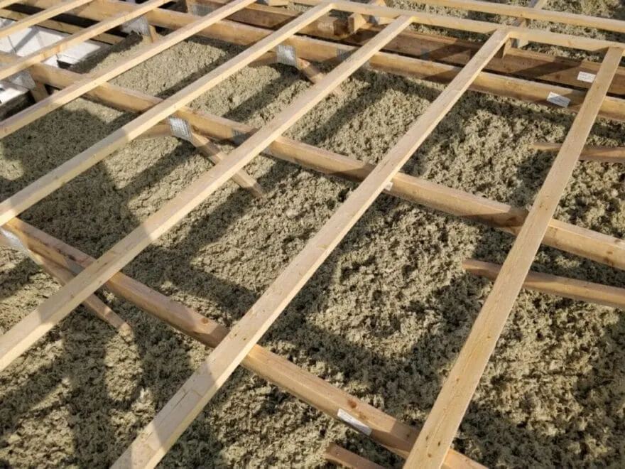 Loftisoleringsmateriale under trækonstruktion
