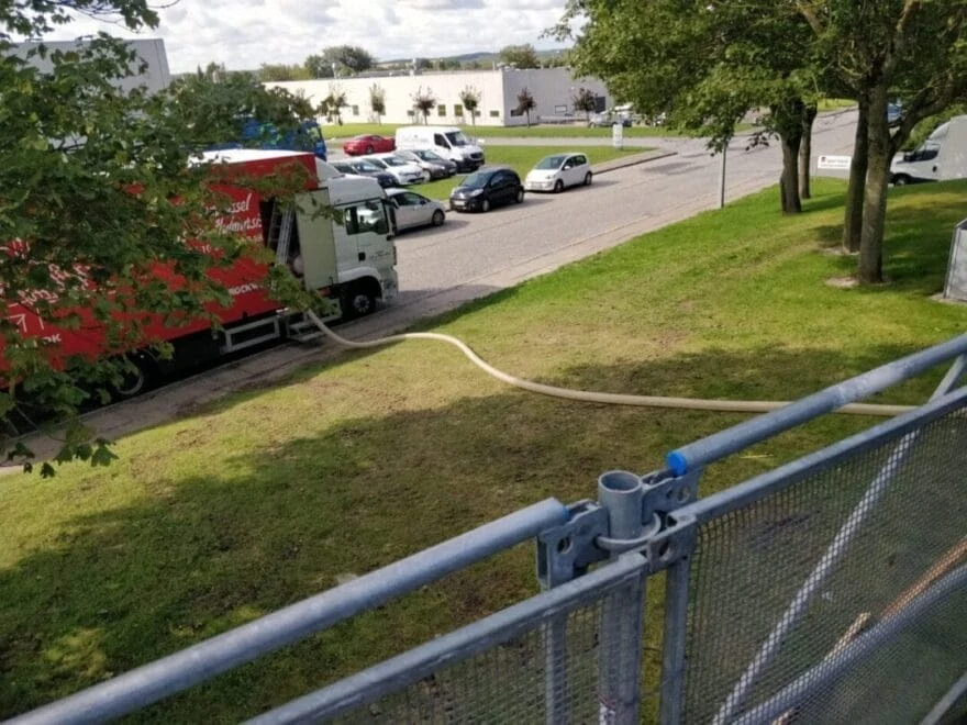 Lastbil på gade ved grønt område